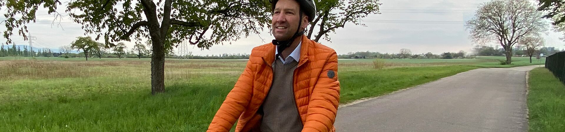 Klaus Eckert - mit dem Fahrrad unterwegs auf offener Landstraße